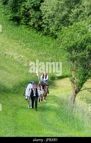 Castelrotto, Alto Adige, Italia. I partecipanti di Oswald di Wolkenstein corsa sulla strada per Castelrotto Foto Stock