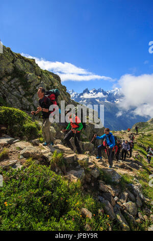 Gli escursionisti sui sentieri rocciosi intorno a Lac De Cheserys in una soleggiata mattinata estiva Chamonix Haute Savoie Francia Europa Foto Stock