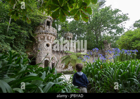 L'antico portale dei guardiani presso il padiglione centrale della Quinta da Regaleira station wagon Sintra Portogallo Europa proprietà Foto Stock