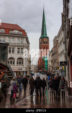 I turisti in stile gotico centro città con edifici antichi e cattedrale Lübeck Schleswig Holstein Germania Europa Foto Stock