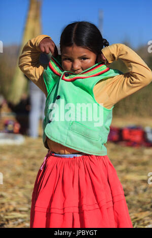 Bambino lasciando sulla Uros isole galleggianti sul lago Titicaca, Puno, Perù Foto Stock