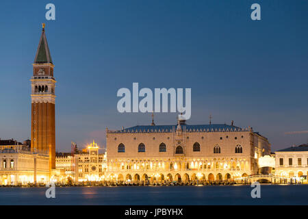 Lo storico Palazzo del Doge illuminata dal crepuscolo Piazza San Marco Venezia Veneto Italia Europa Foto Stock