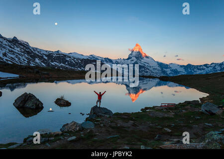 La Svizzera, il Vallese, il Cervino presso sunrise riflessa in corrispondenza Stellisee, valle di Zermatt Foto Stock