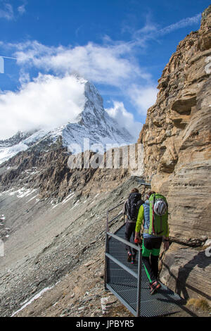 Gli escursionisti passano attraverso passaggi pedonali che permettono di raggiungere la vetta del Cervino. Zermatt. La Svizzera. Europa Foto Stock