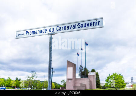 Saguenay, Canada - 3 Giugno 2017: firmare in downtown city park in Quebec indicando Promenade du Carnaval-Souvenir Foto Stock