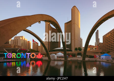 Toronto, Canada. Il 3° luglio 2017. Segno di Toronto, laghetto artificiale con archi a Nathan Phillips Square. © Igor Ilyutkin Foto Stock