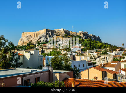 L antico Partenone sulla collina dell'Acropoli di Atene Grecia preso dal tetto di un edificio cittadino in una calda giornata estiva Foto Stock