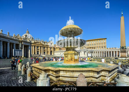 Il Maderno fontana in Piazza San Pietro con l'Obelisco e Basilica di San Pietro Chiesa dietro Foto Stock
