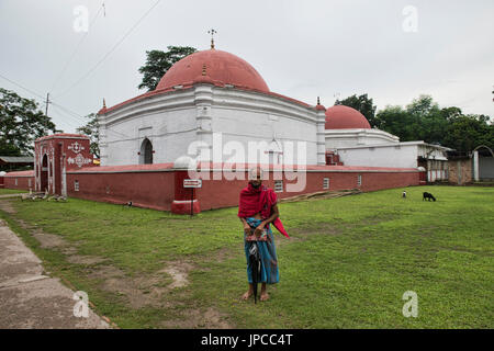 Pellegrino presso il Khan Jahan Ali Mausoleo, Bagerhat, Bangladesh Foto Stock