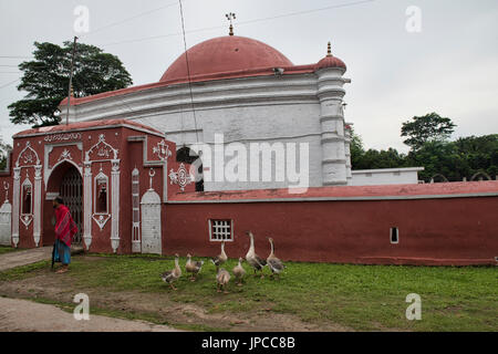 Pellegrino presso il Khan Jahan Ali Mausoleo, Bagerhat, Bangladesh Foto Stock