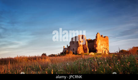 Rovine del Castello nella luce del tramonto. Toolse nel nord dell Estonia Foto Stock