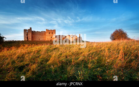 Rovine del Castello nella luce del tramonto. Toolse nel nord dell Estonia Foto Stock