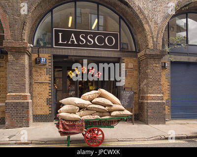 LONDRA, Regno Unito - 29 LUGLIO 2017: Vista esterna del ristorante Lassco a Maltby Street con il vecchio Market Barrow il giorno del mercato Foto Stock