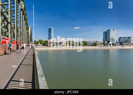 Colonia - 6 settembre: persone sul ponte di Hohenzollern e il fiume Reno a Colonia in Germania il 6 settembre 2016 Foto Stock