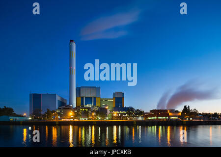 Serata colorata vista di un moderno impianto di incenerimento dei rifiuti a Oberhausen, Germania con il blu del cielo. Foto Stock