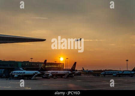 Londra Stansted Aeroporto aeromobili in fase di decollo al tramonto. Foto Stock