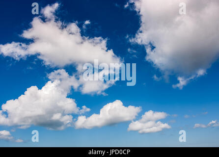 Cielo drammatico con cloud dinamico disposizione. nuvoloso sfondo meteo Foto Stock