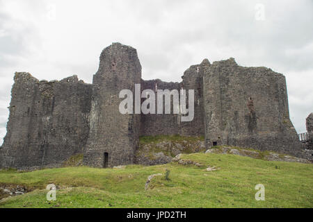 Carreg Cennen castle siede su una collina nei pressi del fiume Cennen, nel villaggio di Trapp, a quattro miglia a sud di Llandeilo in Carmarthenshire, Galles del Sud Foto Stock