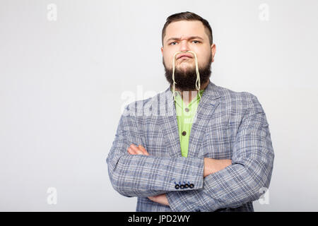 Arrabbiato uomo grasso con pasta Foto Stock