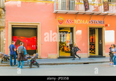 Scena di strada di fronte come negozio roma, via del corso, 25-27, Roma, lazio, Italy Foto Stock