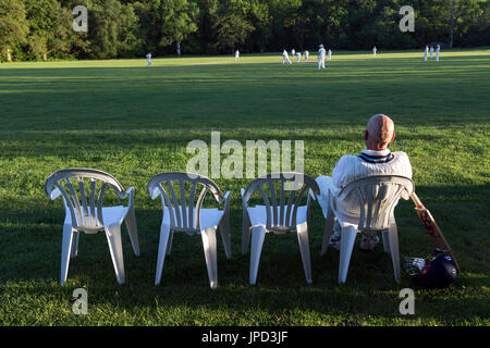 Village cricket è un termine,inglese,la vita del villaggio,riproduzione di cricket in villaggi rurali in Inghilterra,tutto l'ingranaggio, nessuna idea,time out,XII uomo cricket Foto Stock