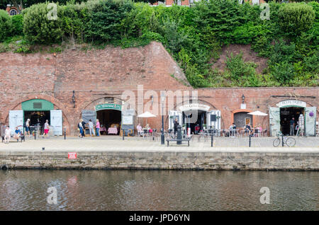 Negozi e ristoranti sulla banchina sulla banca del fiume Exe in Exeter Devon Foto Stock