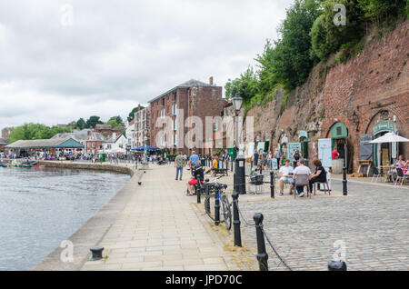 Negozi e ristoranti sulla banchina sulla banca del fiume Exe in Exeter Devon Foto Stock