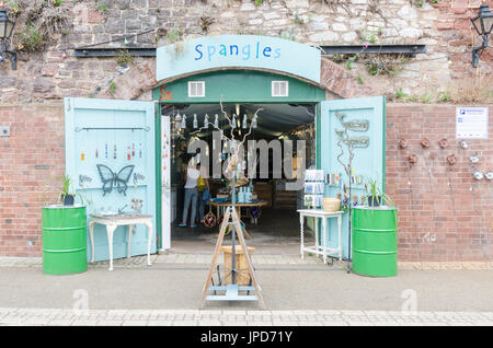 Shop nelle cantine sul Quay sulla banca del fiume Exe in Exeter Devon Foto Stock