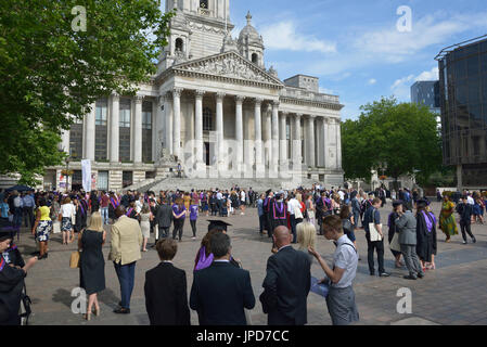 Il giorno di graduazione presso la Guildhall, Portsmouth, Hampshire, Inghilterra, Regno Unito Foto Stock