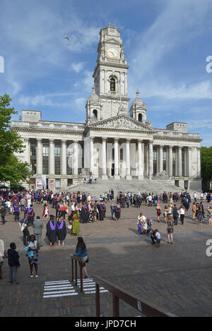 Il giorno di graduazione presso la Guildhall, Portsmouth, Hampshire, Inghilterra, Regno Unito Foto Stock