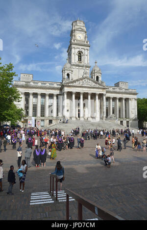 Il giorno di graduazione presso la Guildhall, Portsmouth, Hampshire, Inghilterra, Regno Unito Foto Stock