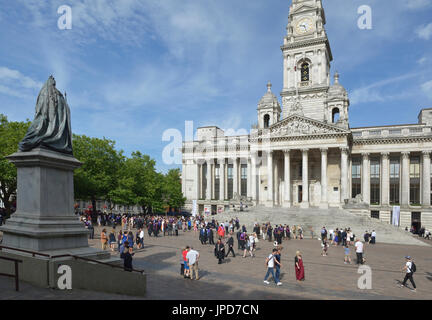 Il giorno di graduazione presso la Guildhall, Portsmouth, Hampshire, Inghilterra, Regno Unito Foto Stock