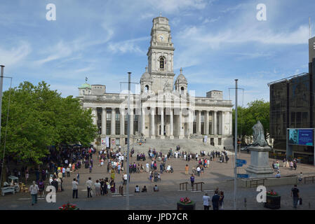 Il giorno di graduazione presso la Guildhall, Portsmouth, Hampshire, Inghilterra, Regno Unito Foto Stock