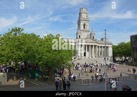 Il giorno di graduazione presso la Guildhall, Portsmouth, Hampshire, Inghilterra, Regno Unito Foto Stock