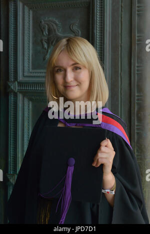 Una femmina di laurearsi nel suo abito accademico. Regno Unito Foto Stock