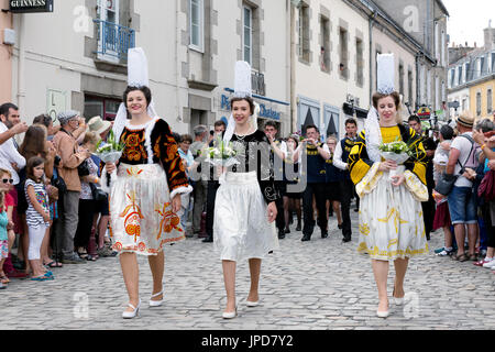 Bretagna Francia - donne in costume tradizionale e cappelli sfilano per le strade di Pont-l'Abbe per la Fete des Brodeuses festival, Bretagna Francia Foto Stock