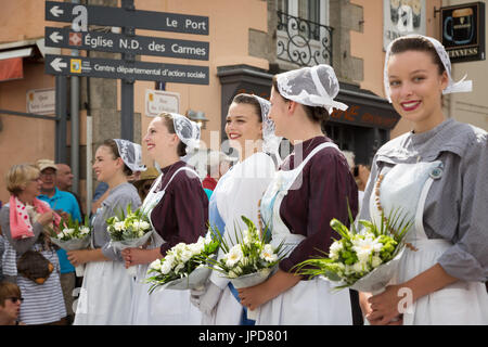 Bretagna Francia - donne in costume tradizionale sfilano per le strade di Pont-l'Abbe per la Fete des Brodeuses, Bretagna Francia Europa Foto Stock