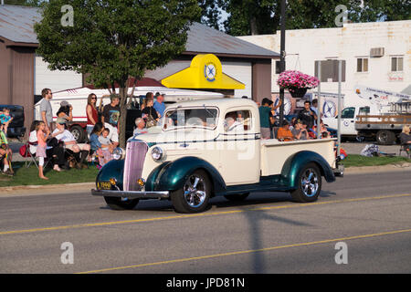 Ripristinato 1937 Chevrolet pickup truck partecipa nel 2017 annuale parata Cruz-In attraverso Montague, Michigan per antichi e vintage automobili e camion Foto Stock