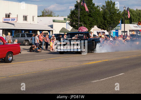 1955 hot rod, Chevrolet, pickup truck brucia i suoi pneumatici per la folla al 2017 annuale parata Cruz-In attraverso Montague, Michigan per antichi e vinta Foto Stock