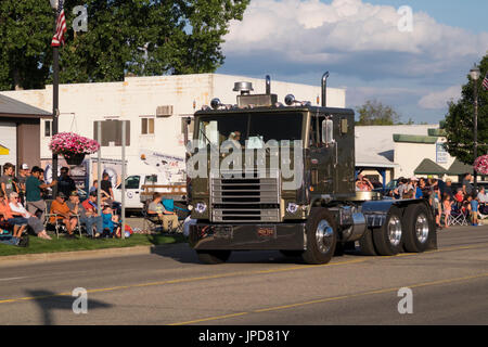 Ripristinato Ford trattore semi partecipa alla annuale parata Cruz-In attraverso Montague, Michigan per antiche automobili e camion. Foto Stock