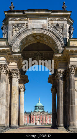 Il Neues Palais (Palazzo Nuovo) osservata attraverso il colonnato, Parco Sanssouci, Potsdam, Brandeburgo, Germania Foto Stock