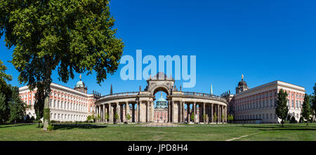 La Communs (ora sede dell'Università di Potsdam) e porticato con Neues Palais (Palazzo Nuovo) dietro, Parco Sanssouci, Potsdam, Brandeburgo, Germania Foto Stock