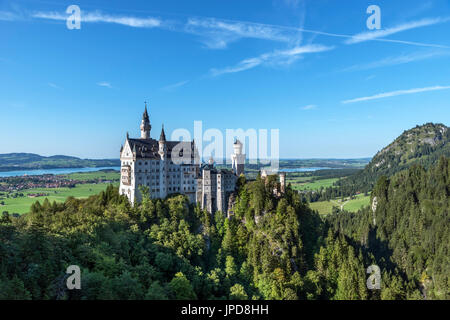 Il Castello di Neuschwanstein (Schloss Neuschwanstein), fiabesco palazzo costruito da re Ludwig II di Baviera, Hohenschwangau, Germania Foto Stock