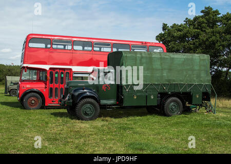 1957 AEC Reliance Bus con 1956 Commer 04 general purpose autocarro/hoselayer incendio veicolo di servizio a Ringmer vapore e Paese mostrano 2017 Foto Stock