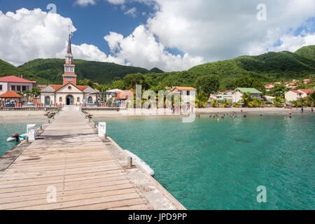 Petite Anse d'Arlet village, con San Henri Chiesa e pontone, in Martinica Foto Stock