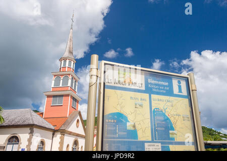 Petite Anse d'Arlet village, con San Henri Chiesa e bulletin board Foto Stock