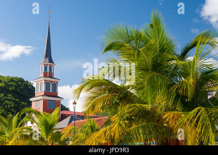 Petite Anse d'Arlet village, con San Henri Chiesa e palme Foto Stock