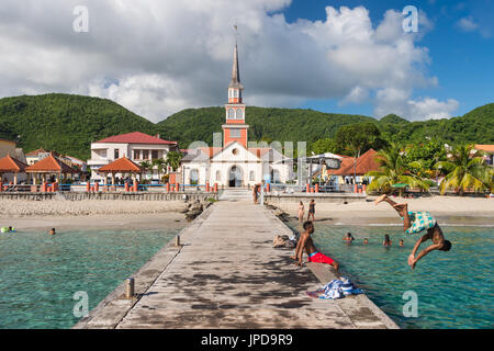 Petite Anse d'Arlet village, con San Henri Chiesa e pontone, in Martinica Foto Stock