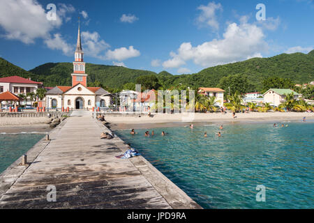 Petite Anse d'Arlet village, con San Henri Chiesa e pontone, in Martinica Foto Stock