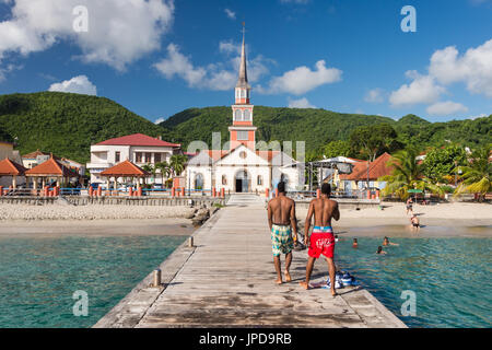 Petite Anse d'Arlet village, con San Henri Chiesa e pontone, in Martinica Foto Stock